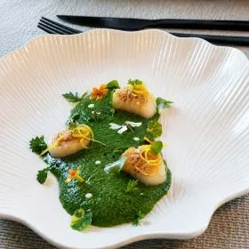 JAKOBSMUSCHELN MIT SPINAT-PARMESAN-ESPUMA