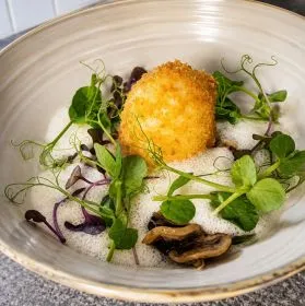 FRITTIERTES EI MIT PARMESAN-EMULSION