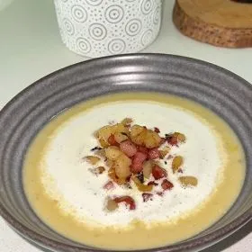 SOUPE AUX POIRES ET AUX POIREAUX AUVEC ESPUMA AU LARD