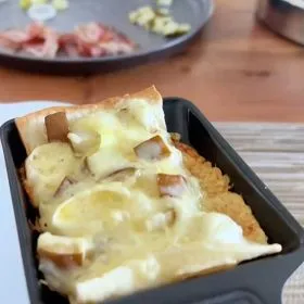 TARTE FLAMBÉE À LA RACLETTE