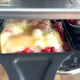 RACLETTE AUX PÂTES HÖRNLI ET JUS DE BETTERAVE