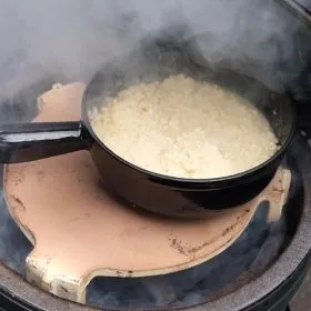 FONDUE FUMÉE AVEC POIRES MARINÉES