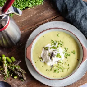 SOUPE D'ASPERGES AVEC ESPUMA AU CITRON